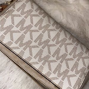 Michael kors wallet